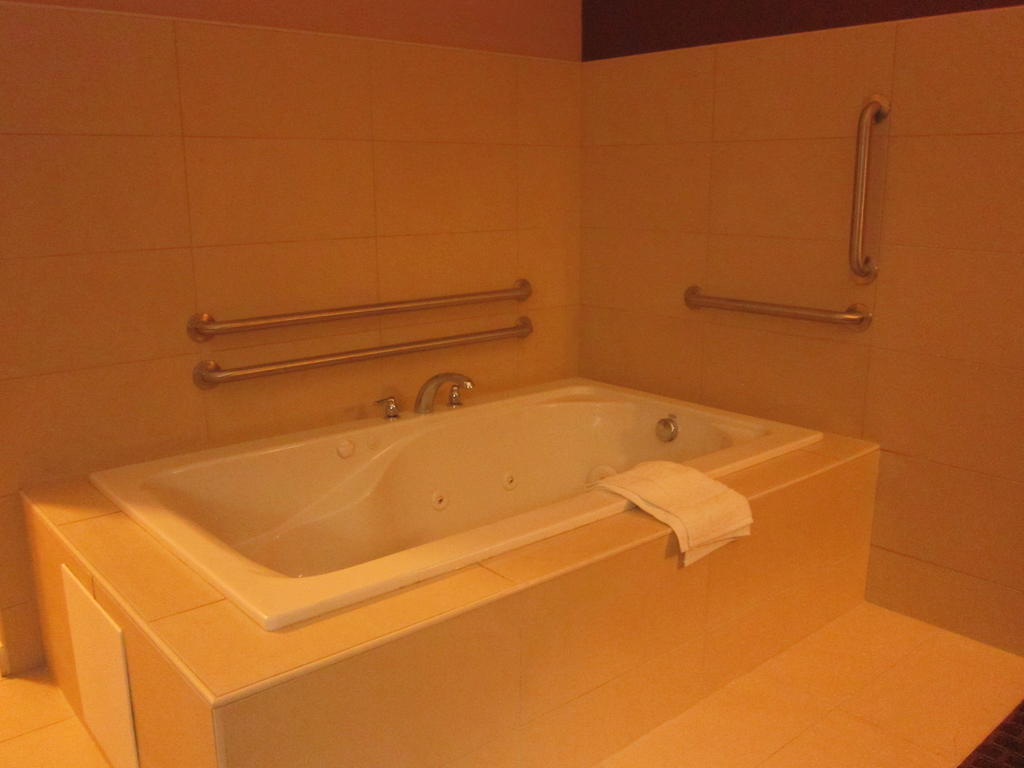 Red Carpet Inn And Suites Monmouth Junction Zimmer foto